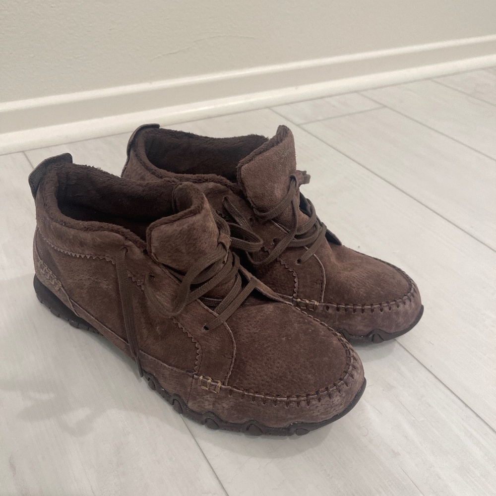 Skechers women’s bikers Lineage Chukka boot suede 9.5